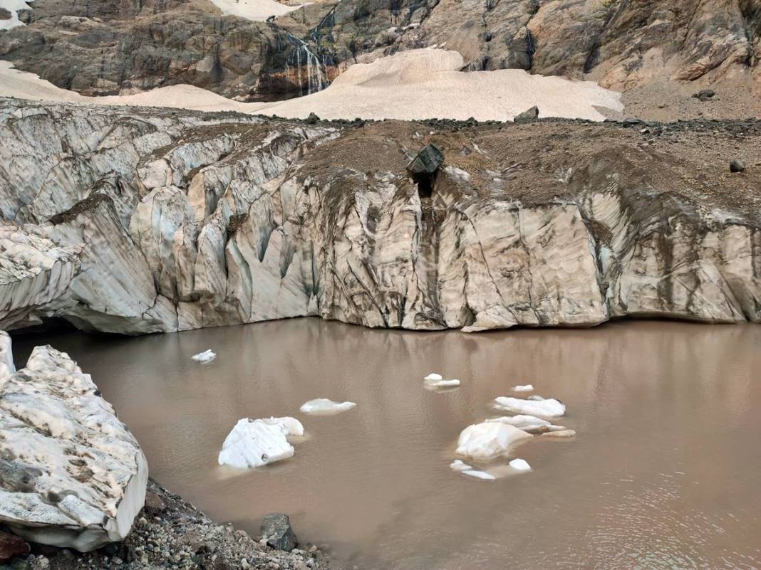 Türkiye'nin buzulları eriyor: Gelecek nesilleri zor günler bekliyor! 20 bin yıllık geçmişe sahip 1